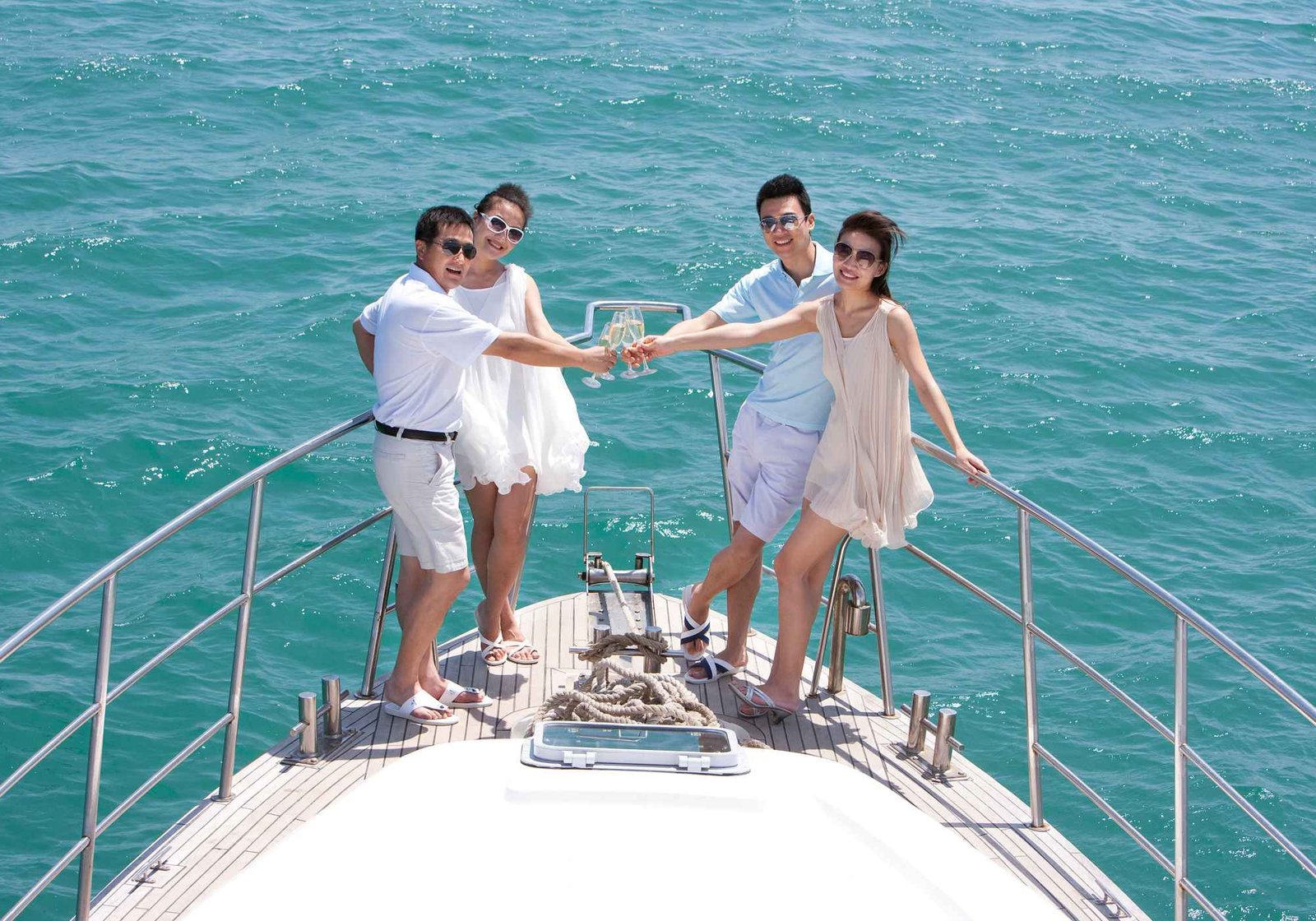 friendss-toasting-champagne-on-a-yacht-VUDG6UW.jpg